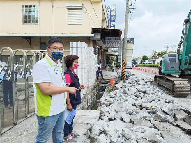 施志昌30日邀集台中市养护工程处海线工程队等，至现场会勘损坏状况与施工进度。(市议员施志昌服务处提供)