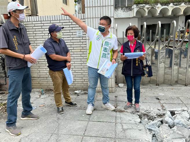 施志昌30日邀集台中市养护工程处海线工程队等，至现场会勘损坏状况与施工进度。(市议员施志昌服务处提供)