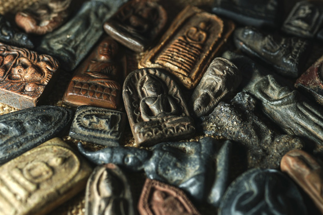 泰國一名大叔脖子掛著上百尊佛牌，還稱總價值高達1000萬泰銖。(示意圖/達志影像)