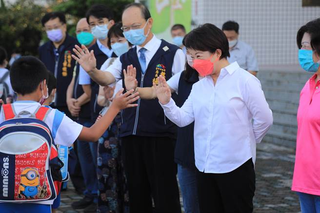 开学首日台中市长卢秀燕前往乌日国小在校门口迎接师生，一一向入校的小朋友们道早安。（冯惠宜摄） 　