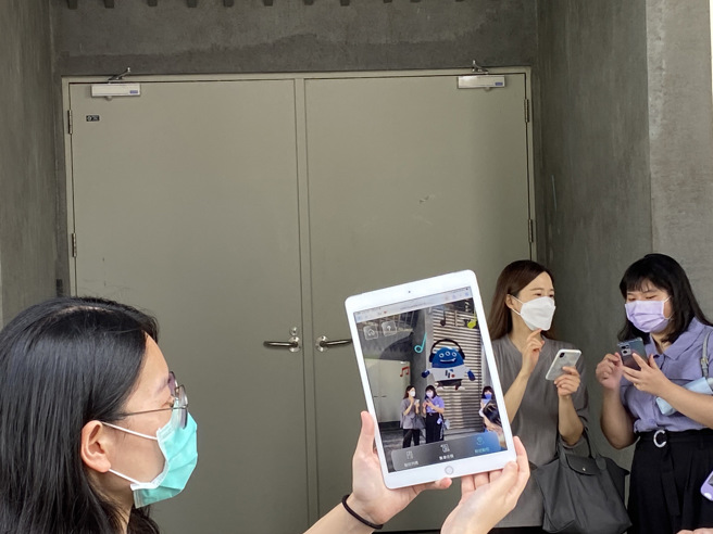 民眾只须扫描 QR Code，即能浏览臺北流行音乐中心场馆与周围地标资讯，且可透过 GPS 座标、LBS AR 导航指引至目标点位进行 AR 导览。(摄影/黄奕铭)

