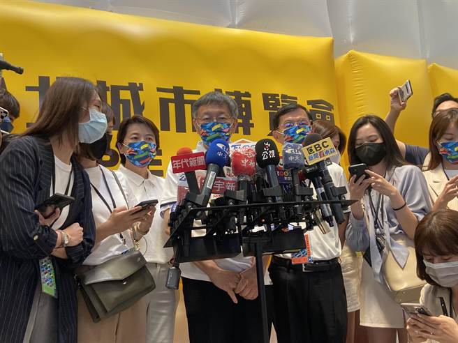 傳台北市柯文哲（中）明已請假，將率民眾黨小雞前往選委會登記參選，並與無黨籍北市長參選人黃珊珊（左三）共同宣示。（本報資料照）