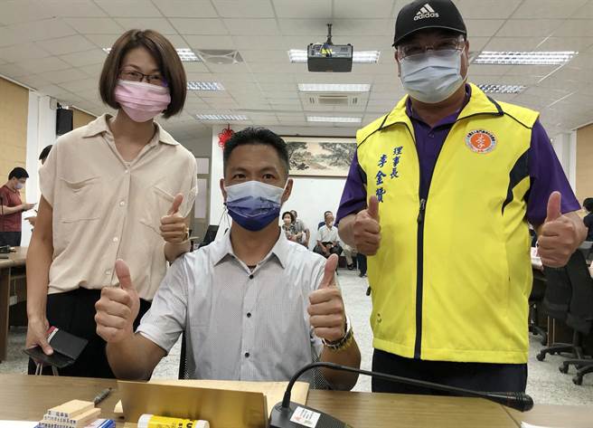 金門縣長候選人登記，轉換跑道參選的縣議員李應文搶得頭香。（李金生攝）