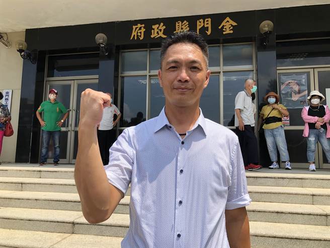 李應文以「工人之子」自許，他強調一路走來堅持初心、價值，就是要讓鄉親快樂。（李金生攝）