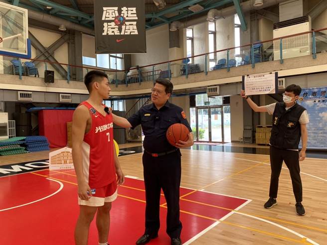 新竹市警局30日與光復高中籃球隊聯手進行反詐宣導，盼有效帶動全民防詐意識。（王惠慧攝）