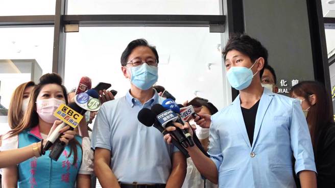 国民党桃园市长参选人张善政研究案遭爆抄袭，他表示自己是因选举被抹黑，对此感到遗憾。（赖佑维摄）