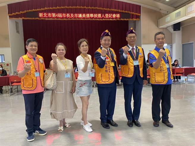 新北市議員林金結今在國際獅子會300B2區幹部陪同下，前往新北市選委會登記，他承諾將會把選票補助款全數捐贈給教育單位。（林金結提供）