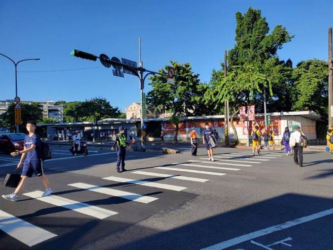 内湖分局规画护童及交通疏导勤务。（翻摄照片／林郁平台北传真）