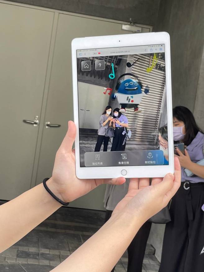 宇萌数位科技与北流合作进行AR导览，导入重点技术LBS(即时定位)，透过AR结合AI演算法的调校优化，有效让AR LBS的定位点更精确、点位座标稳定。(摄影/郭俊伟)