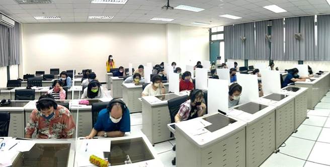 国立高雄大学日前第7度携手泰国朱拉隆功大学，在高大校内举办全台唯一的泰国官方认证的泰语检定（CU-TFL）。（高雄大学提供／林瑞益高雄传真）