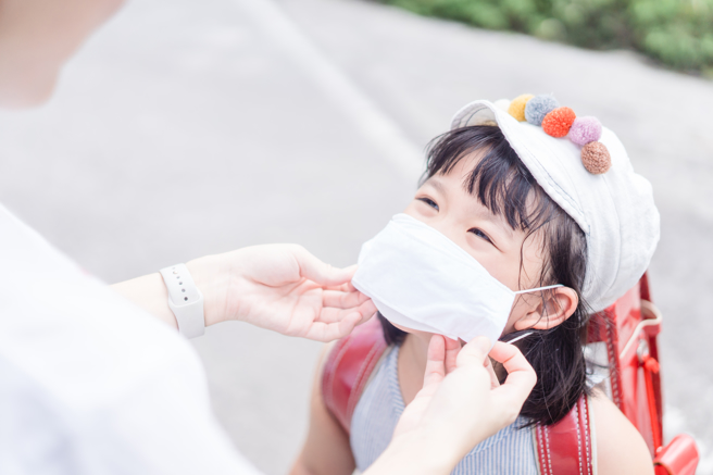 自己孩子不戴口罩！地方妈妈厚脸要求别人「搭电梯不准咳嗽」。（示意图／Shutterstock）