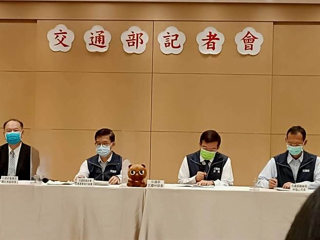 交通部长王国材(右2)表示今年上半年机车事故死亡比去年同期大增99人(简立欣摄)