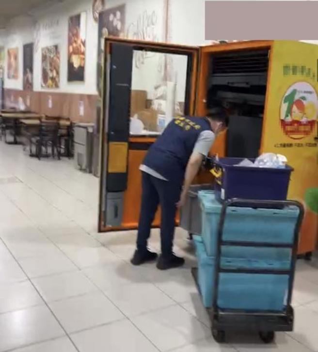 高雄一家卖场内的现榨柳橙汁自动贩卖机，被民眾发现机台内有柳橙发霉；高雄市政府卫生局获报派员前往查察，负责厂商坦言近期疏于管理，导致水果品质不佳未处理，遭开罚新台币6万元以上罚锾。
（图/ 中央社）