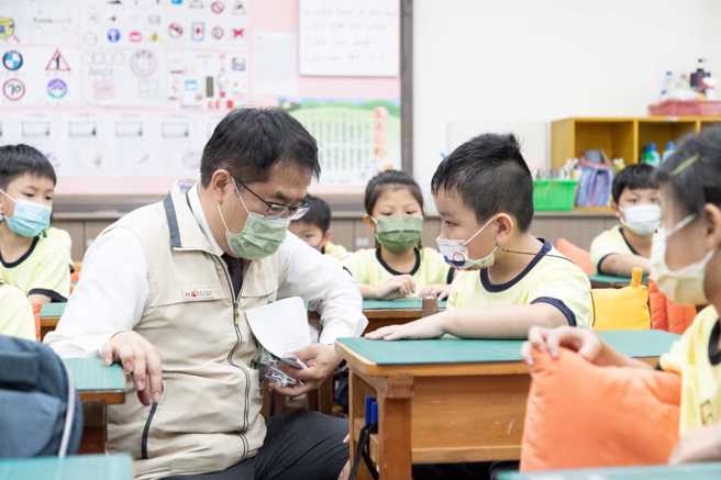 台南市長黃偉哲今進入小學校園宣導防疫。（圖 / 翻攝自黃偉哲臉書）