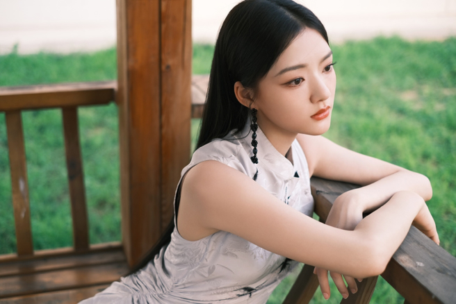 任敏扮古典美人。（图／翻摄自任敏工作室微博）