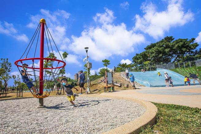 縣府在AI智慧園興建竹AI公園，吸引很多親子前來遊憩，在網路搜尋熱度高居第2名。（羅浚濱攝）