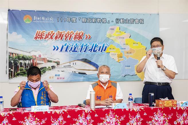 縣長楊文科（右）指竹北市各項建設成果，顯示縣府和市公所合作的成效，團結力量大，新竹縣就不一樣。（羅浚濱攝）