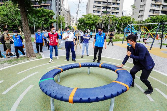 縣長楊文科（中）與竹北市的代們視察剛啟用的興隆公園。（羅浚濱攝）
