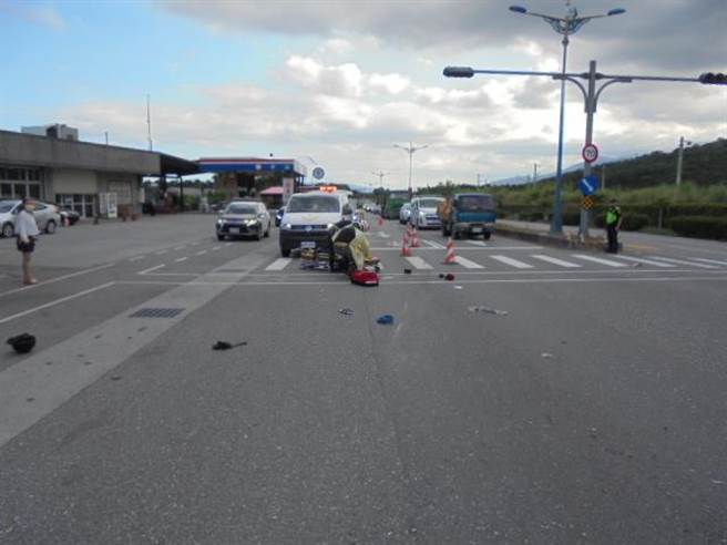 花蓮一名75歲鍾姓老翁昨無照騎乘機車行經台9線鳳林路段，疑未依規進行兩段式左轉，途中不慎與對向直行車輛發生碰撞，所幸人經送醫救治後，無生命危險。（警方提供／羅亦晽花蓮傳真）