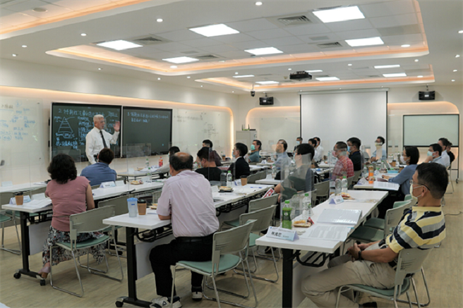 为培养台湾高科技业打专利战人才，工研院产业学院9月中将开设「智权法务实战高阶人才培训班」，邀来百强科技业法务长亲授课。图为先前开设科技产业经营高阶主管研习班情形。(图／工研院提供)