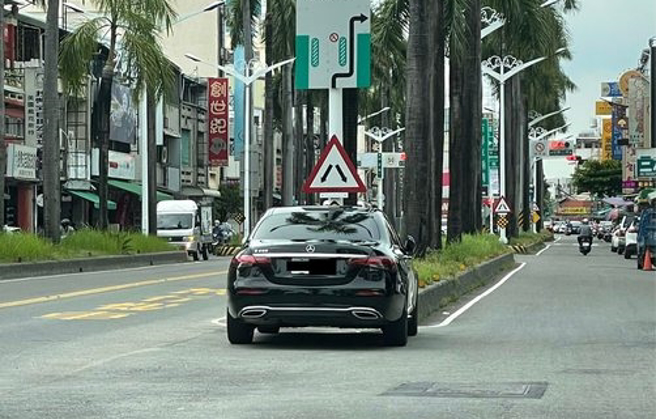 1名網友日前在路上發現1輛賓士竟直接臨停在路中「分隔島前方」，車主之後甚至下車去買菜，讓該網友氣炸，PO出照片說「現在的停車方式越來越狂」。（翻攝自PTT）