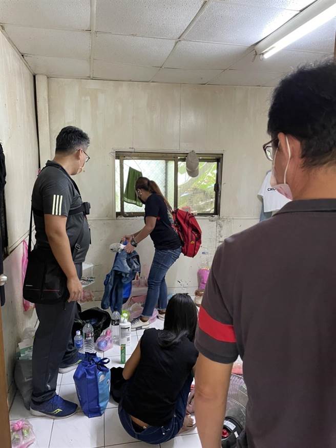 專勤隊人員在移工宿舍查獲失聯移工。（移民署提供）