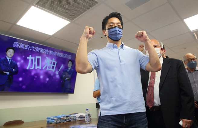 九合一选举进入倒数，无党籍台北市长参选人黄珊珊再喊出「超越蓝绿」，点出台北市民不是只有2种顏色，大部分是无色的。国民党台北市长参选人蒋万安（中）30日出席大安区后援会授证典礼前受访表示，台北市民素质高、有智慧，期待地是摆脱政治口水、大步向前。（张铠乙摄）