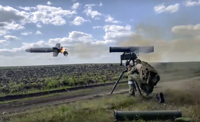 8月29日，1名俄羅斯士兵使用9M133「短號」（Kornet）反坦克飛彈的照片。(美聯社）