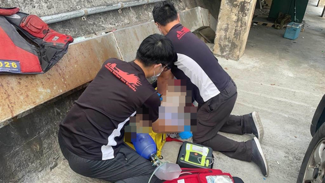 尤姓男子今天前往台中港北防波堤垂釣，下午2時許身體突然不適，台中港務消防隊動員進行搶救。(民眾提供)