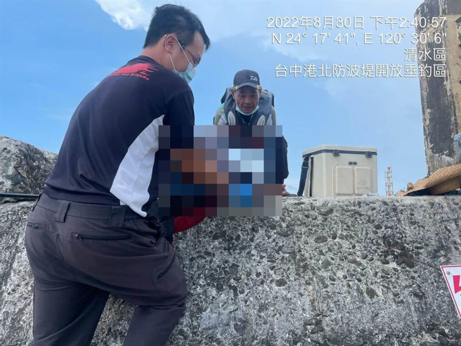 尤姓男子今天前往台中港北防波堤垂釣，下午2時許身體突然不適，台中港務消防隊動員進行搶救。(民眾提供)