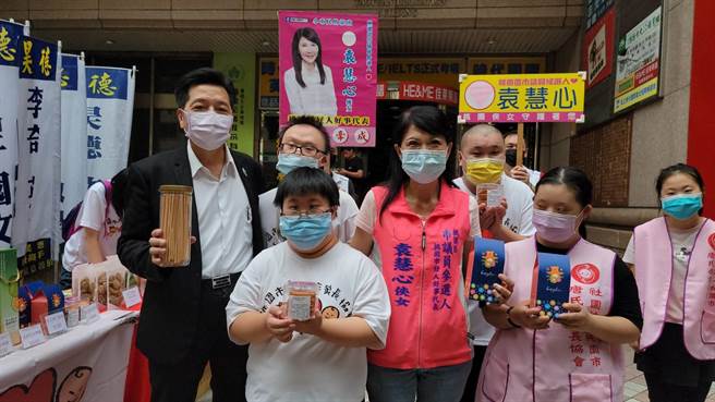 前立委郑宝清（左一）表态参选桃园市长，对于登记参选是否有转圜余地，他今天受访表示，「没有，我们很坚定往前走。」