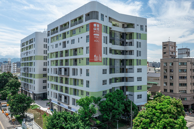 夺得国家卓越建设奖「最佳社会住宅类」卓越奖的「北屯区北屯段社会住宅」，基地内保存既有老树，日前已完成抽籤与共居房招募，预计今（111）年9月入住。(图/台中市政府提供)