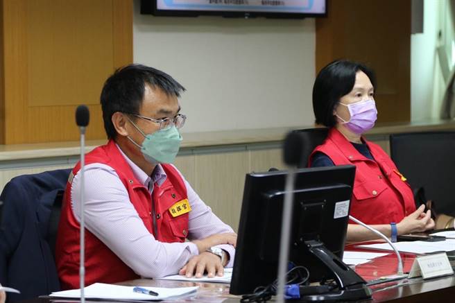 陈吉仲表示，歷年中秋节前后是境外含肉月饼等动物产品以快递及邮包等方式违规输入的高风险时段，为防止非洲猪瘟疫情藉由国际邮包寄送之猪肉产品传入我国，农委会公告违规邮包裁罚新措施，自今年5月20日起实施至今，查获来自过去3年发生疫情国家的猪肉产品邮包数量共计99件，由防检局进行行政调查确认属违法输入者即予以裁罚。（防检局提供）