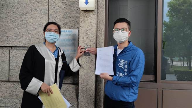 桃園市議員候選人凌濤30日下午赴桃園市地檢署對市長鄭文燦、立委鄭運鵬提告違反選罷法。（陳夢茹攝）
