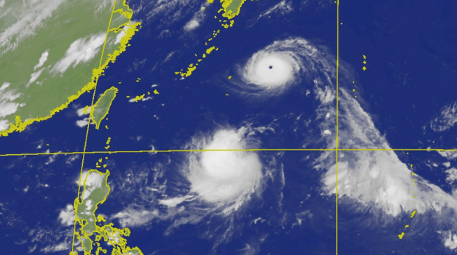 目前台灣東邊海面除了有強颱軒嵐諾進逼，TD14也可能在明天升級成颱風梅花。（翻攝自氣象局）