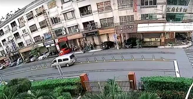 和美镇彰美路五段新装防撞杆，整排歪倒，螺丝松脱，警方调阅监视器，竟是29日清晨5点49分，箱型车呼啸疾驰，行驶路中央，正面摧残搞破坏、直接撞扫过整排防撞杆。（赖清美提供／吴敏菁彰化传真）