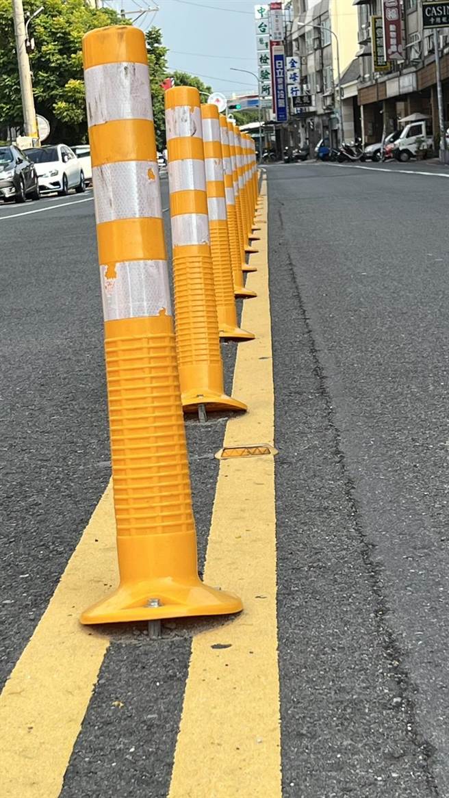 和美镇彰美路五段新装防撞杆，整排歪倒，螺丝松脱，警方调阅监视器，竟是29日清晨5点49分，箱型车呼啸疾驰，行驶路中央，正面摧残搞破坏、直接撞扫过整排防撞杆。（赖清美提供／吴敏菁彰化传真）