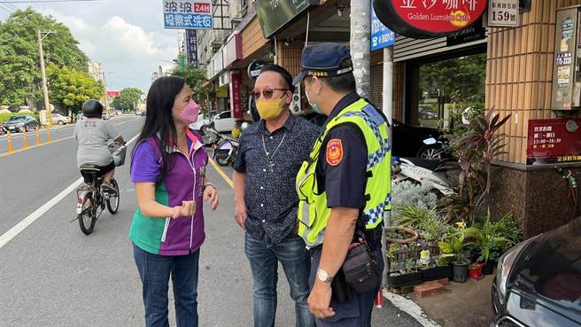 和美镇彰美路五段新装防撞杆，整排歪倒，螺丝松脱，警方调阅监视器，竟是29日清晨5点49分，箱型车呼啸疾驰，行驶路中央，正面摧残搞破坏、直接撞扫过整排防撞杆。（赖清美提供／吴敏菁彰化传真）