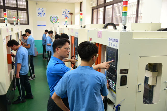 市府重视技职教育，积极推动产学合作，培育技职人才，图为侨泰高中机械科，精密机械加工课程。(图/台中市政府提供)