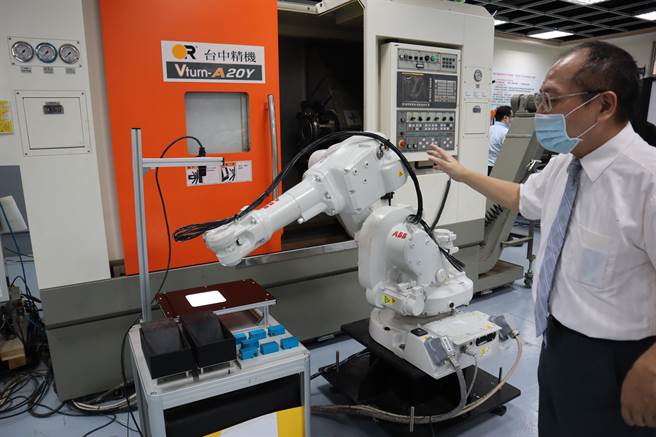 敏實科技大學設立智慧製造生產中心，結合五軸加工機、機器人與自動搬運車，建置智慧製造類生產線。（邱立雅攝）