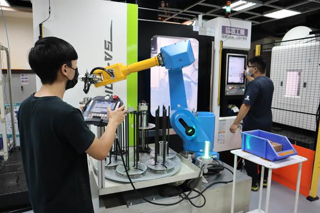 類生產線讓學生能實際學習軟硬體的製作與操作。（邱立雅攝）