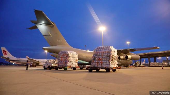 巴基斯坦洪水肆虐，陸運-20運輸機今拂曉起飛，搭載救援物資緊急馳援。（央視新聞）