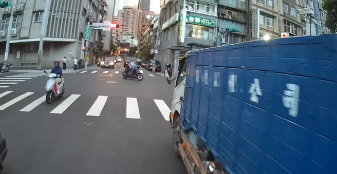 1名騎士日前行駛在車多的路上，發現前方號誌燈變為黃燈後，就在路口停下，後方卻突然衝出1輛貨車從騎士身旁高速駛過，騎士事後嚇壞。（翻攝自YouTube）