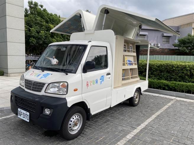 ASML光学艺术书车，赴偏乡带给学童阅读体验。（陈柔蓁摄）