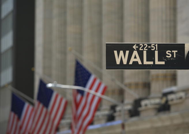 美国联准会（Fed）主席鲍尔重申对抗通膨决心，引爆美股卖压。（示意图／达志影像）