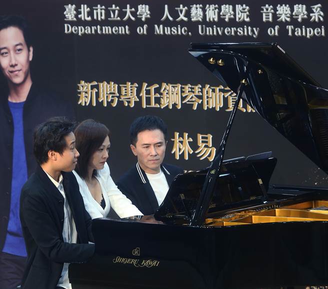 台北市立大学音乐系今（30）日也宣布，聘任鲁宾斯坦钢琴大赛银奖得主、钢琴家林易（左）担任专任助理教授，期许和台湾学子分享更多演奏心法。图为林易和北市大音乐系助理教授廖培钧（中）、北市大音乐系主任陈冠宇（右）六手联弹。（陈怡诚摄）