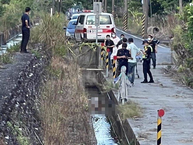 宜兰县三星乡1名男性离奇死亡，盘坐在水沟里。（民眾提供／吴佩蓉宜兰传真）