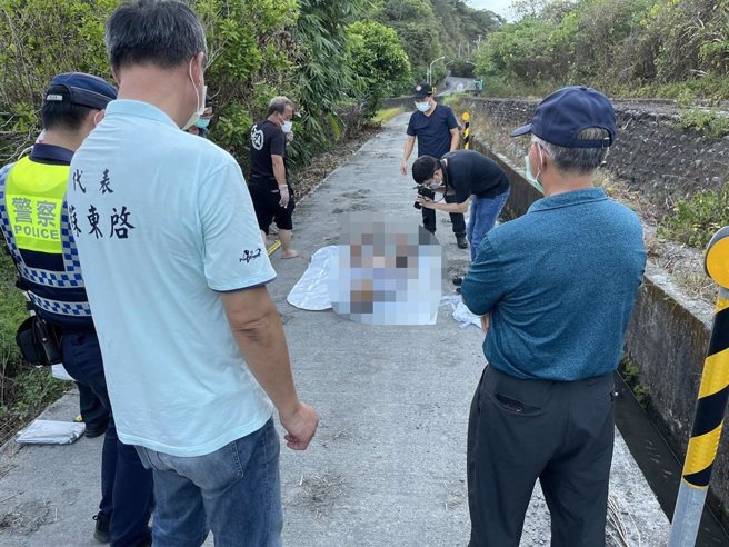 警方将尸体拉起时，呈现僵硬状态。（民眾提供／吴佩蓉宜兰传真）