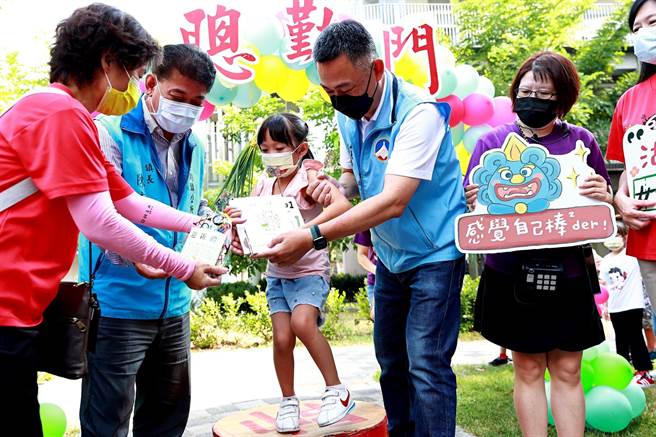 杨镇浯县长与金湖镇长陈文顾、金湖国小校长陈为信带领一年级小朋友通过聪勤门，还送给大家开学见面礼。（县府提供）