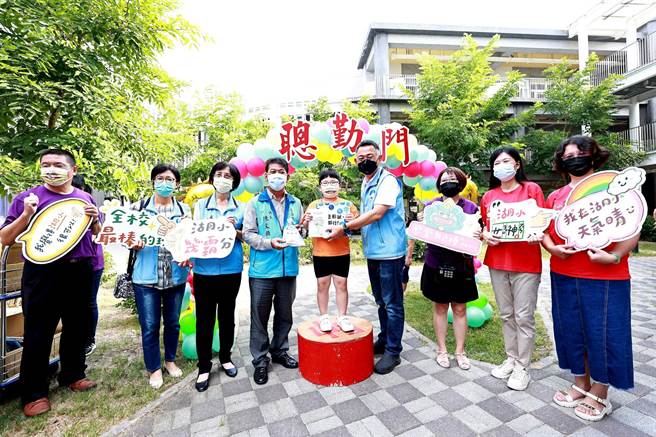 杨镇浯县长与金湖镇长陈文顾、金湖国小校长陈为信带领一年级小朋友通过聪勤门，还送给大家开学见面礼，祝福每一个人在学习路上都能一帆风顺，在浩瀚的知识大海里破浪前进，开启自己多采多姿的人生。（县府提供）